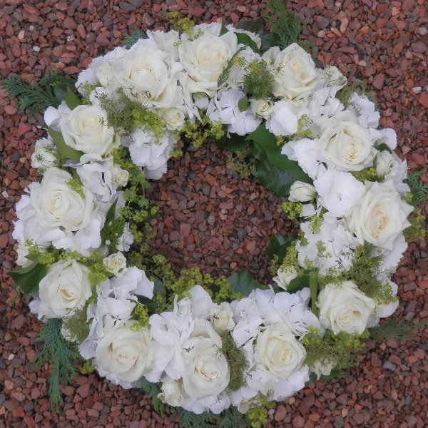 Trauerkranz mit weißen Rosen und Hortensien Bild 1