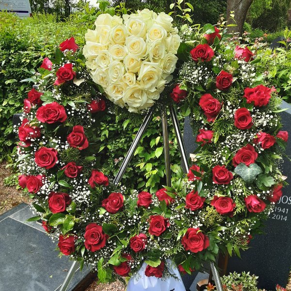 Trauerkranz mit weißen und roten Rose Bild 1