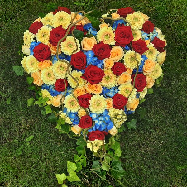 Buntes Herz mit roten Rosen und anderen Blumen Bild 1