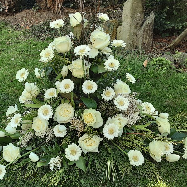 Gesteck mit weißen Rosen, Gerbera und anderen Blumen Bild 1