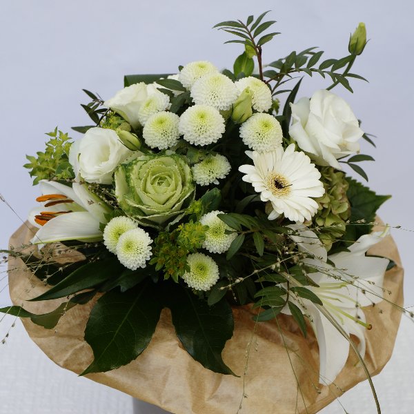 Blumenstrauß  mit weißen Blumen Bild 1