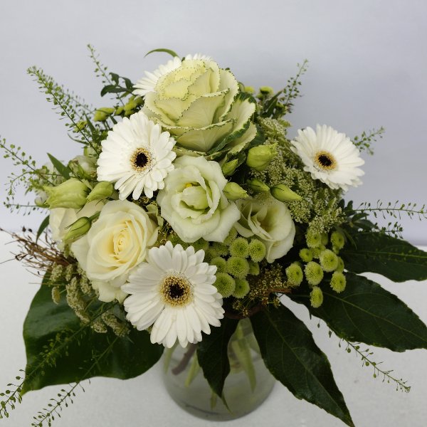 Blumenstrauß in weiß Bild 1