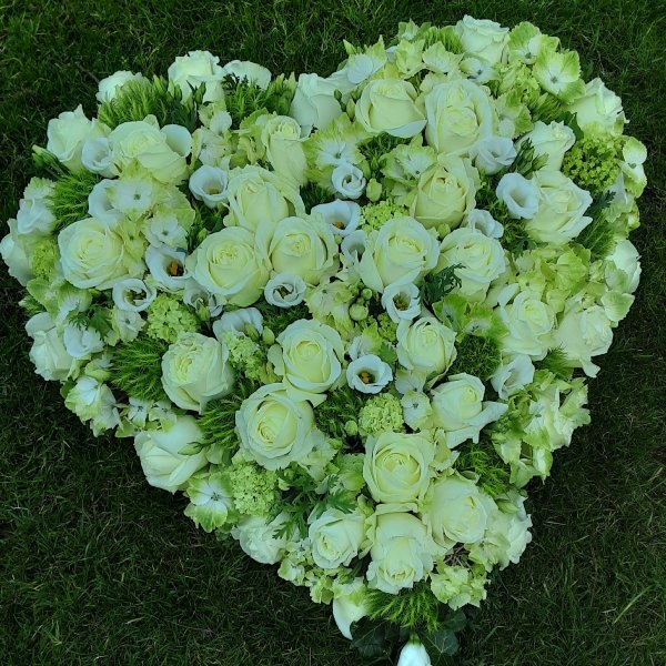 Herz mit  weißen Rosen Bild 1